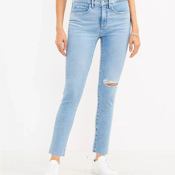 LOFT Curvy Frayed Mid Rise Skinny Jeans Authentic Light Indigo Wash Size 27/4 - Picture 4 of 10